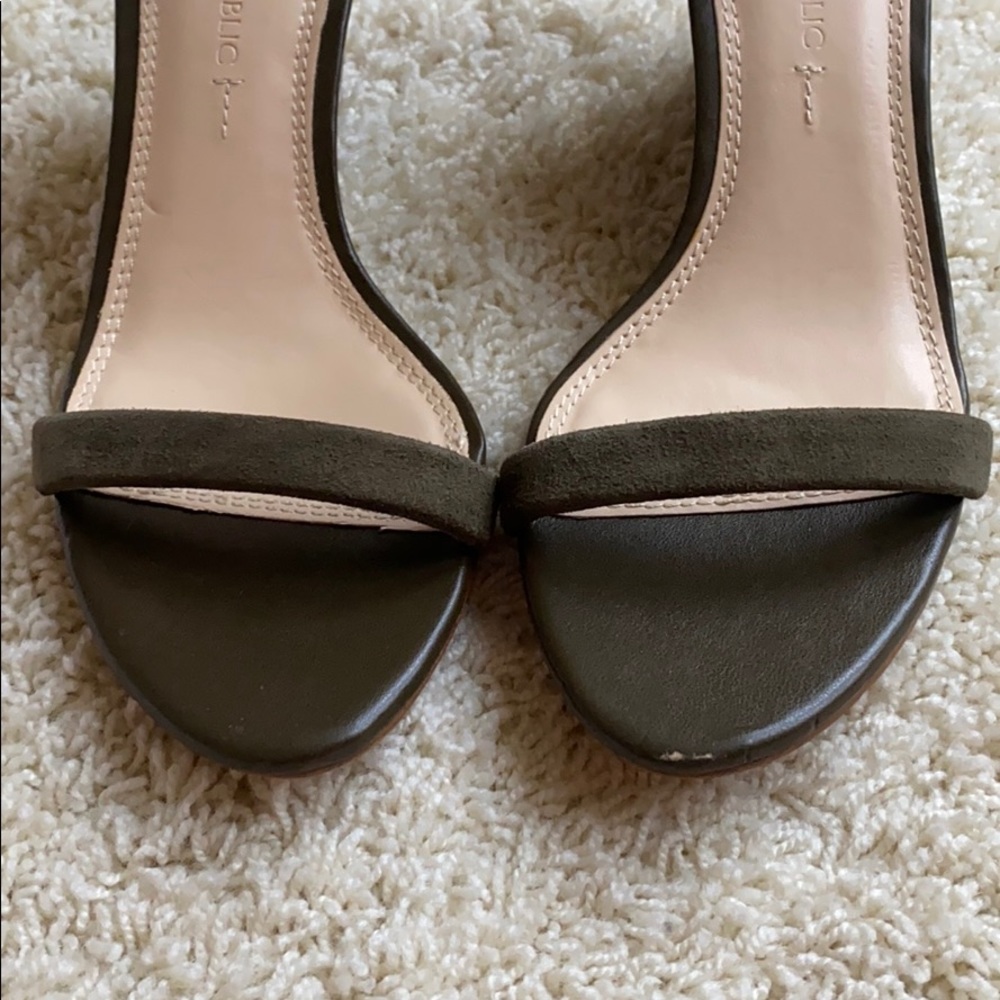 Banana Republic olive green sandal - Picture 11 of 16